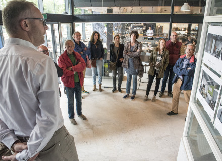 Owen van Trier vertelt over het Tomadohuis (foto: Allard de Goeij)