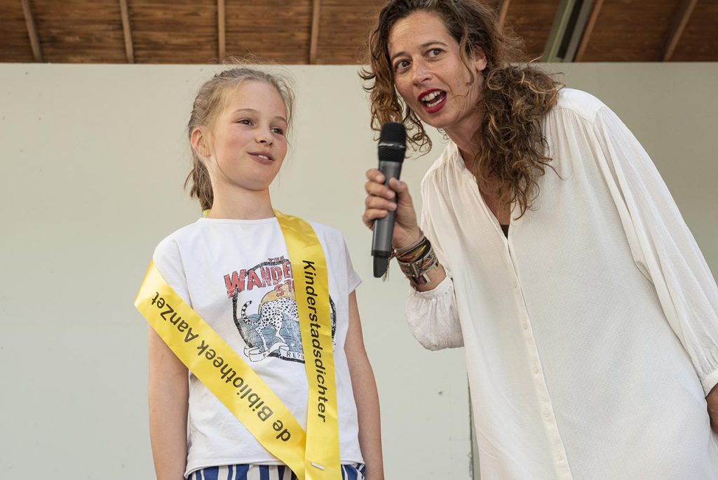 Kinderstadsdichter Janna Koekkoek met Viona Versluis van De Bibliotheek AanZet(foto: Allard de Goeij)