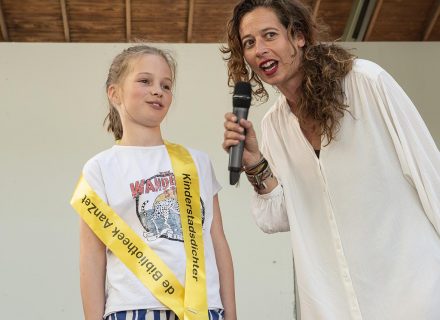 Kinderstadsdichter Janna Koekkoek met Viona Versluis van De Bibliotheek AanZet(foto: Allard de Goeij)