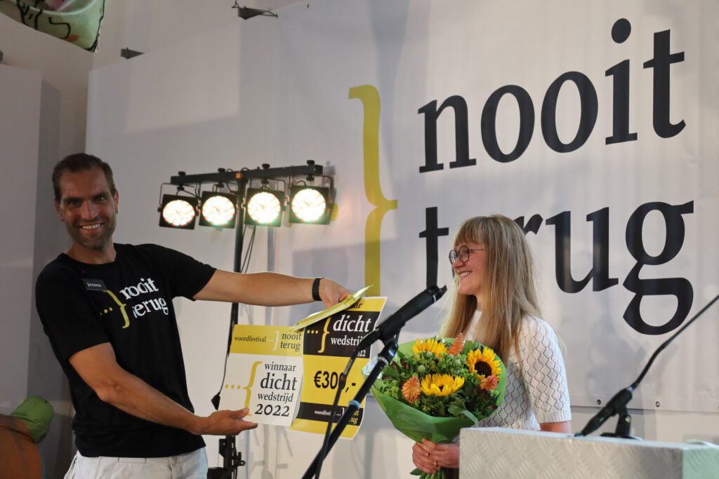 Wies Ruyters, winnaar van de Nooit Terug Dichtwedstrijd 2022 (foto: Bertus de Kock)