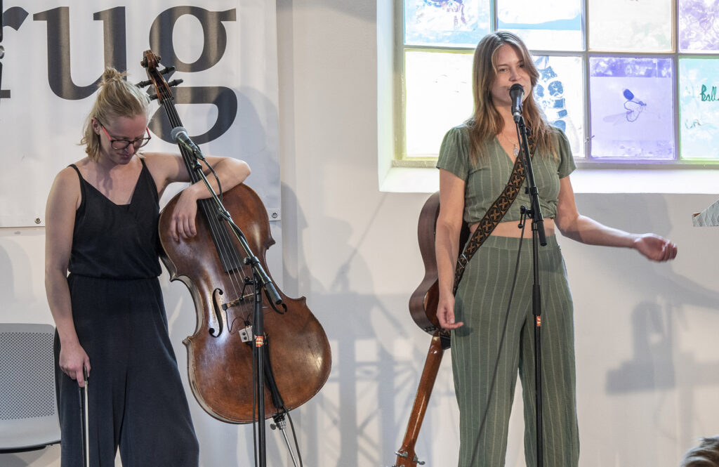 Iris Penning en Mirthe de Jonge (foto: Allard de Goeij)
