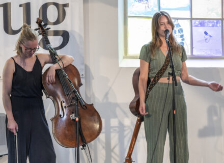 Iris Penning en Mirthe de Jonge (foto: Allard de Goeij)