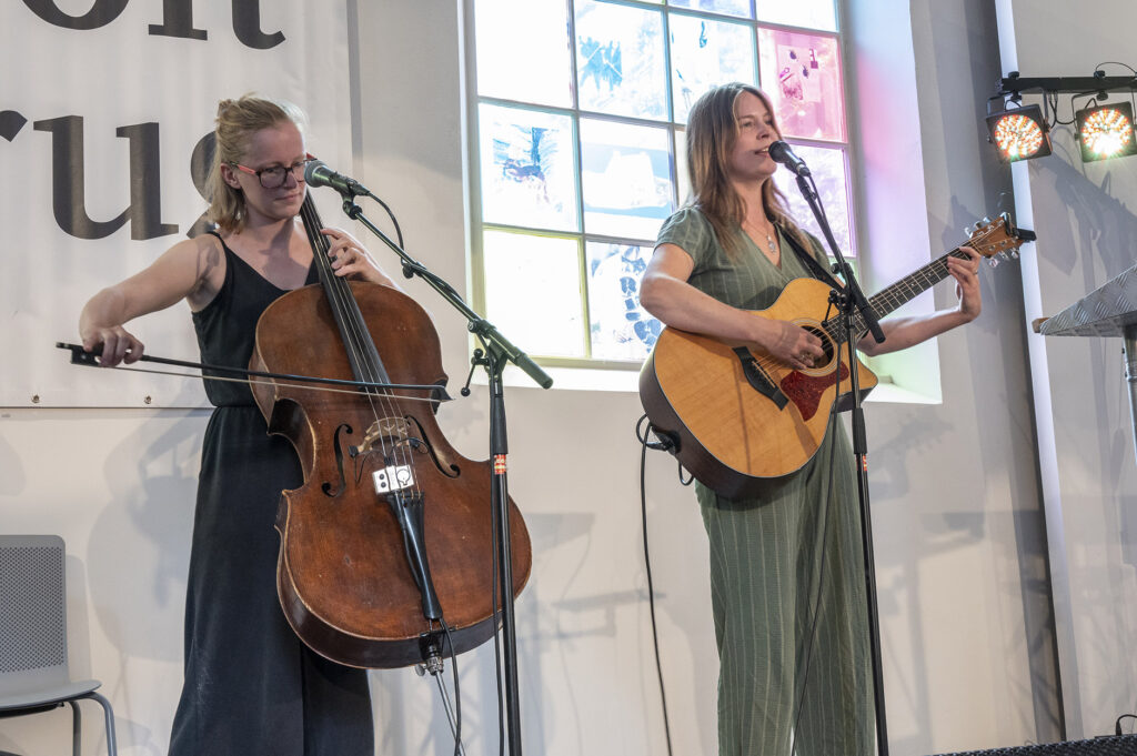 Iris Penning en Mirthe de Jonge (foto: Allard de Goeij)