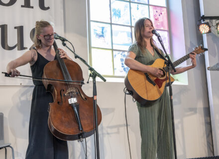 Iris Penning en Mirthe de Jonge (foto: Allard de Goeij)