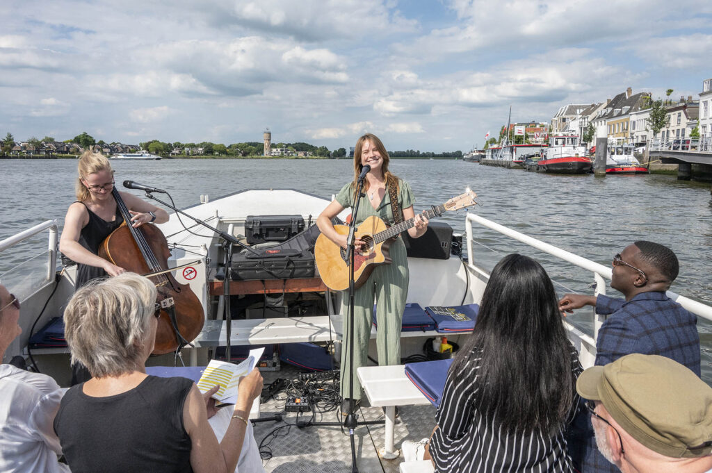 Iris Penning en Mirthe de Jonge (foto: Allard de Goeij)