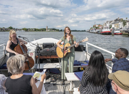 Iris Penning en Mirthe de Jonge (foto: Allard de Goeij)